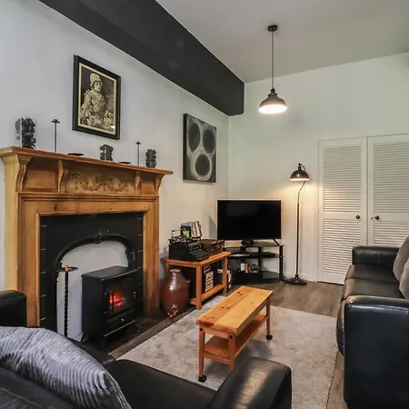 2 Riverside Walk * Airton