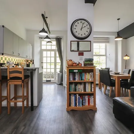 2 Riverside Walk Apartment *