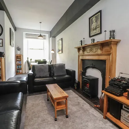 2 Riverside Walk Airton