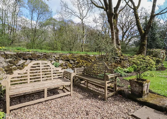 2 Riverside Walk Airton