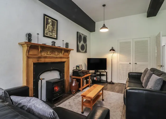 2 Riverside Walk * Airton