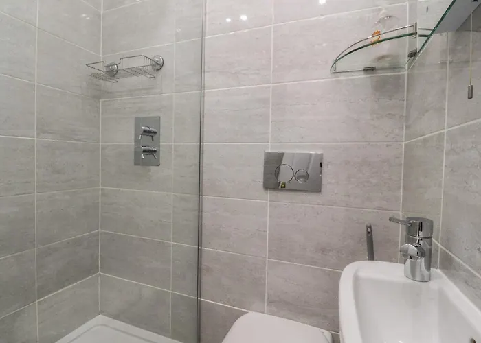 2 Riverside Walk Airton