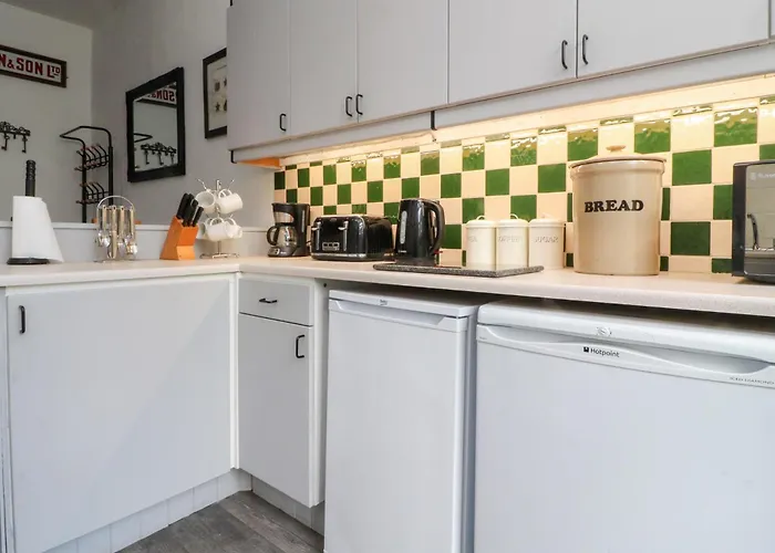 2 Riverside Walk * Airton