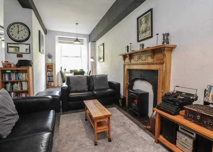 2 Riverside Walk Airton